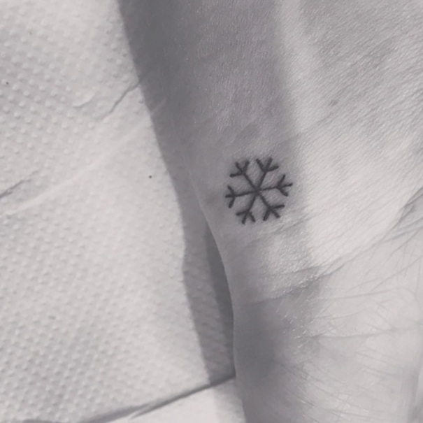 Tatuaje de copo de nieve en muñeca minimalista hecho en Madrid sin cita previa cita