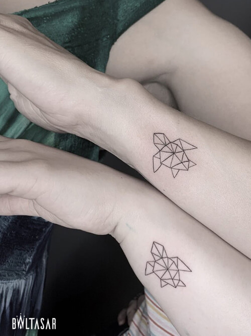 Tatuaje madre e hija de Tortugas geometricas con linea fina en Madrid