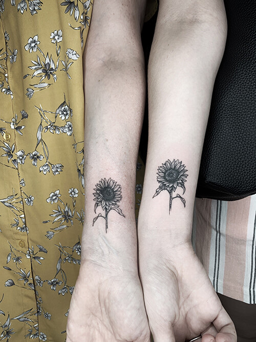 Tatuajes de madre e hija, flores minimalistas en Madrid