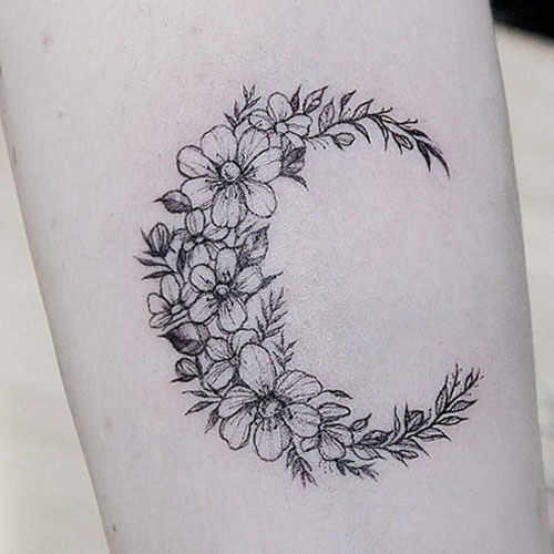 Tatuaje de luna floral, en Madrid
