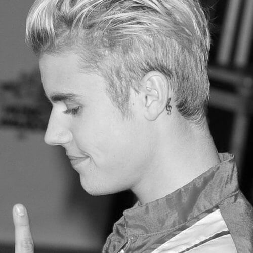Tatuaje detrás de las orejas de Justin Bieber