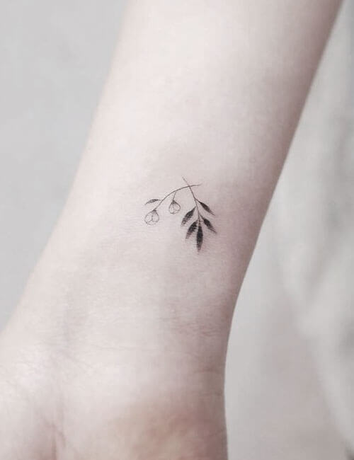 Tatuajes pequeños en la muñeca, realizado en Baltasar Tattoo Madrid