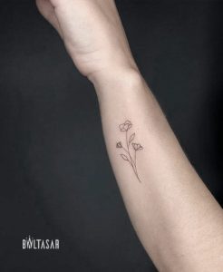 tatuaje lineas finas de flores en madrid