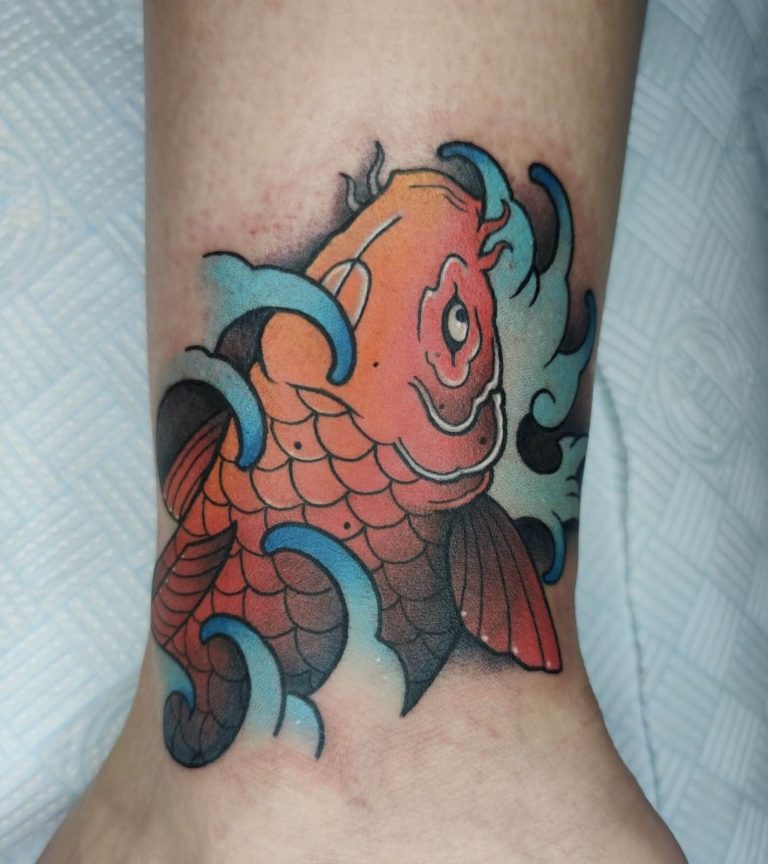 tatuaje neo japones de pez koi a color