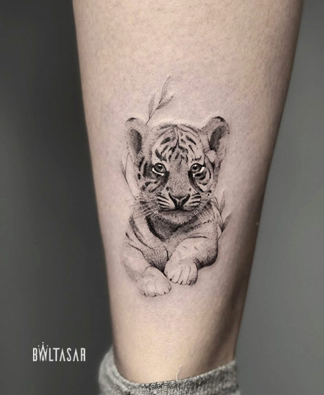 microrealismo tattoo de tigre bebe en madrid