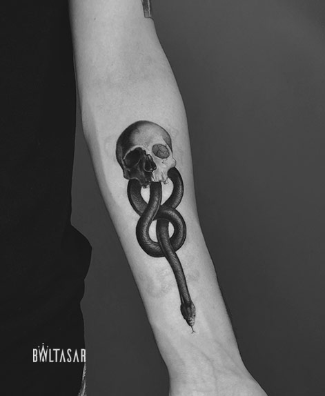 Tatuaje microrealista de calavera con serpiente, realizado en Madrid