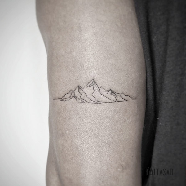 tattoo de montaña arriba del codo en madrid