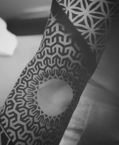 Tatuaje geometrico en puntillismo por Jeanmarco en Madrid
