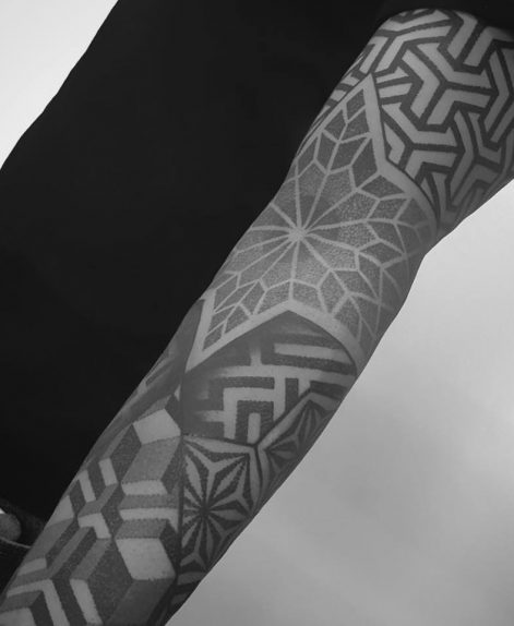 tatuaje de Brazo en puntillismo geometrico hecho en Madrid